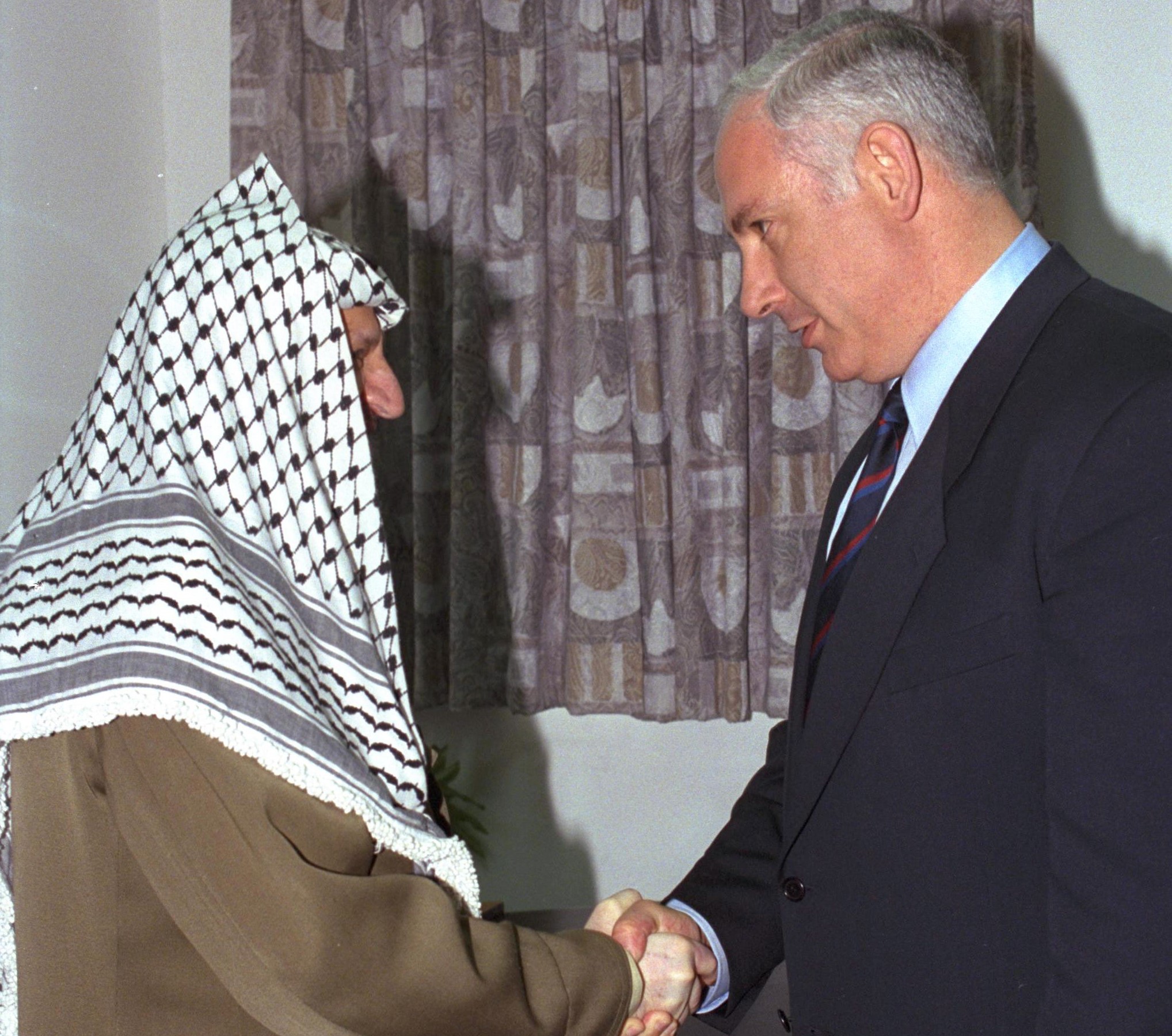4 בספטמבר 1996, בנימין נתניהו נפגש עם יאסר ערפאת במחסום ארז