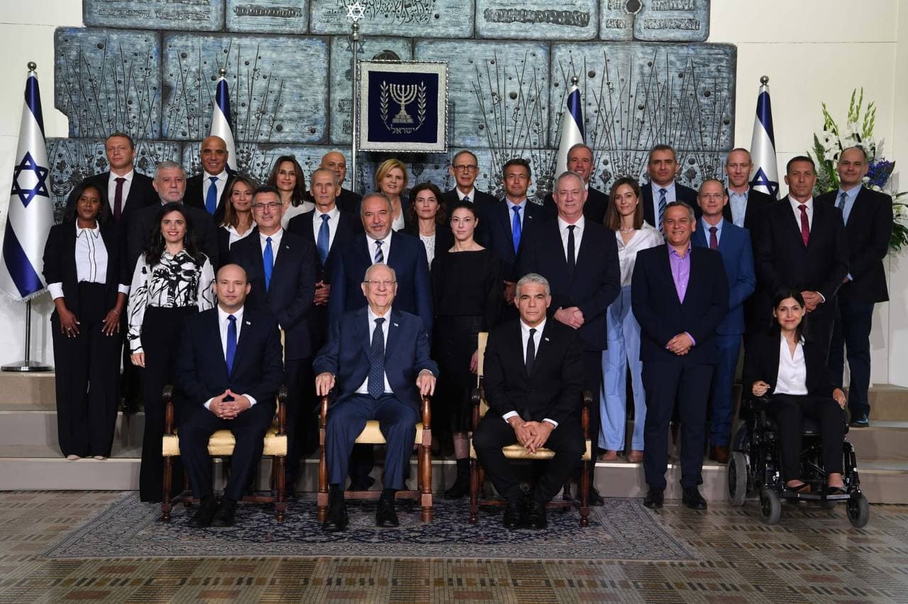 תמונת ממשלת בנט-לפיד עם הנשיא